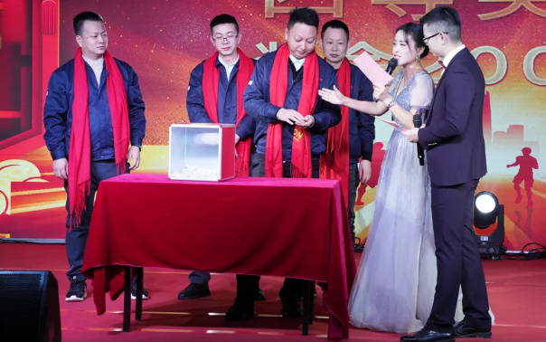 黄石PG电子2024年终晚会：凝心聚力，共创鲜丽！